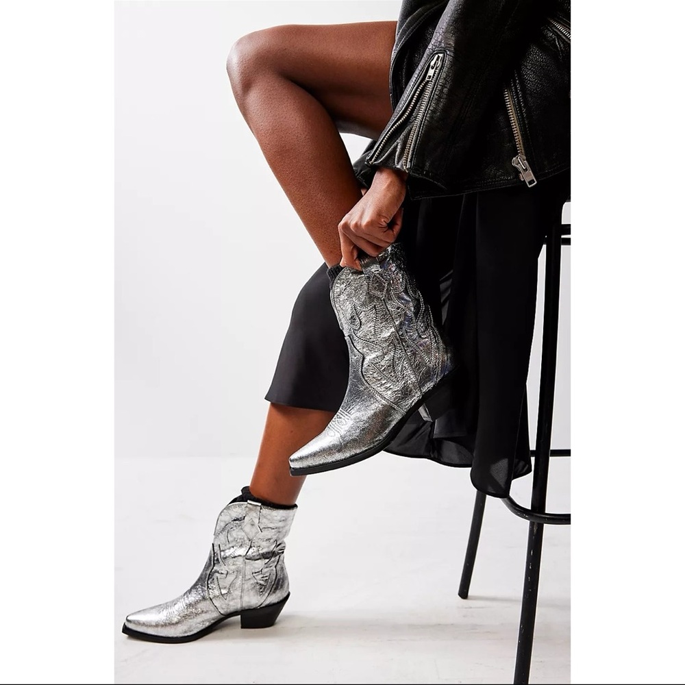 Free People Way Out West Silver Metallic Western Ankle Boots – Size 8 (38.5) - Picture 2 of 7
